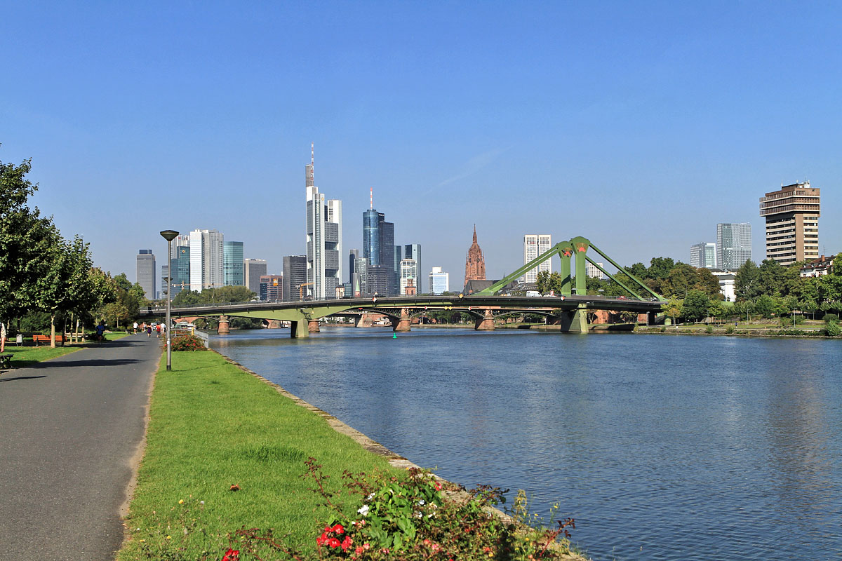 Blick auf die Innenstadt und Fl&ouml;&szlig;erbr&uuml;cke von Frankfurt