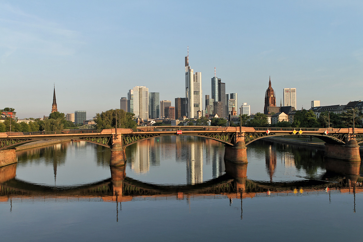 Blick auf die Ignatz Bubis Br&uuml;cke in Frankfurt am Main