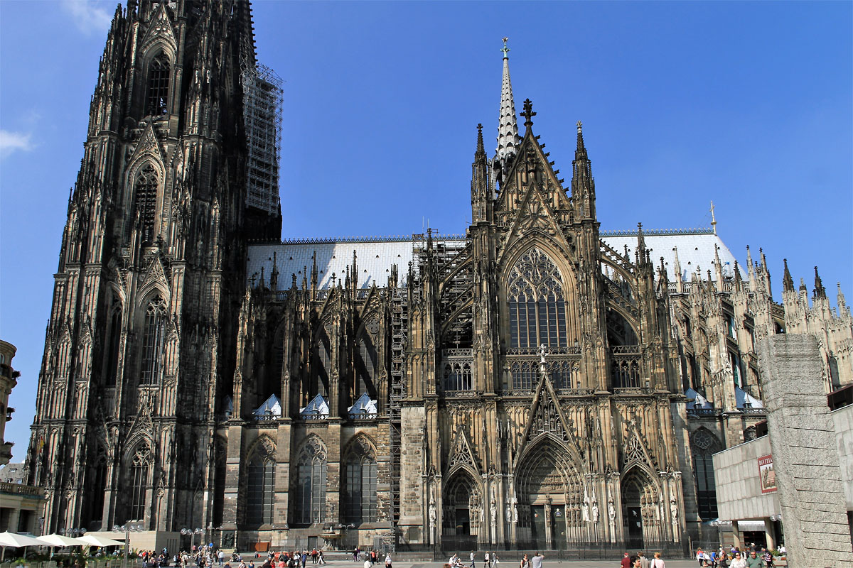 Bild vom Kölner Dom vor dem Roncalliplatz.